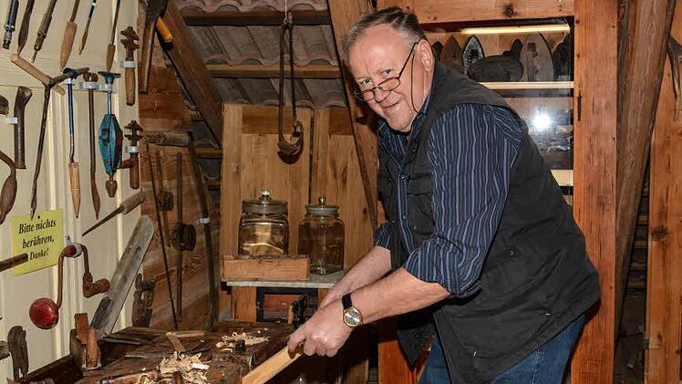 Heinrich Muth an seiner Werkbank in der Museumsscheune. Hier zeigt er zum Beispiel Schulklassen, wie man Holz bearbeitet.  Foto: Björn Hein