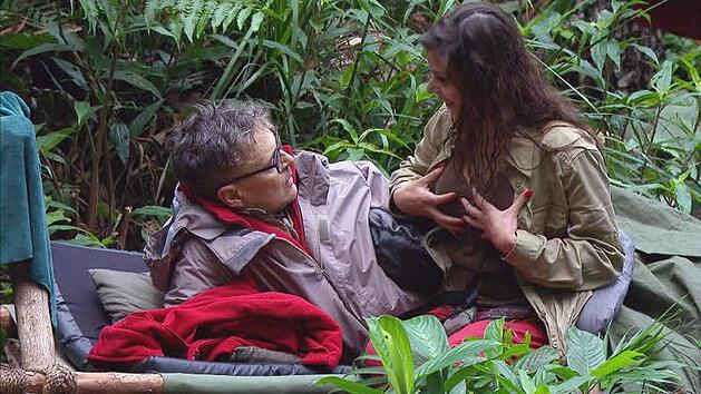 Rolfe Scheider soll Tanja Tischewitsch an die Br&uuml;ste fassen, die sie selbst als Bacon bezeichnet. Foto: RTL Alle Infos zu "Ich bin ein Star - Holt mich hier raus!" im Special bei RTL.de: www.rtl.de/cms/sendungen/ich-bin-ein-star.html