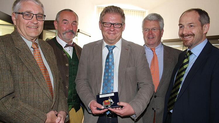 Wolfgang Weiß von KLIO, der deutschen Gesellschaft der Freunde und Sammler kulturhistorischer Zinnfiguren eröffnete gemeinsam mit Peter Müller vom Jäger- und Jagdschutzverband, mit Bürgermeister Frank Wilzok, dem CSU-Abgeordneten Ludwig Freiherr von Lerchenfeld und dem stellvertretenden Landrat Jörg Kunstmann die Sonderausstellung zum Thema "Die Jagd im Leben der Völker" auf der Plassenburg und schenkte dem Zinnfigurenmuseum eine Elenfantenfigur, die noch fehlt.