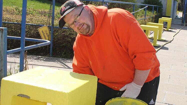 Sonnengelb ist die Farbe, die Frank Preußners auf die Sitzklötze aus Beton aufstreicht: "Das sieht einfach schön freundlich aus", sagt Preußners und freut sich schon, wenn das Stadtsteinacher Freibad Mitte Mai wieder seine Pforten öffnet