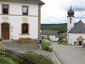 Die alte Schule, das jetzige Gemeinschaftshaus in Wolfersgrün soll von außen gründlicher angegangen werden als zunächst geplant. Dabei will man auch das Umfeld mit neu gestalten.  Foto: Michael Wunder