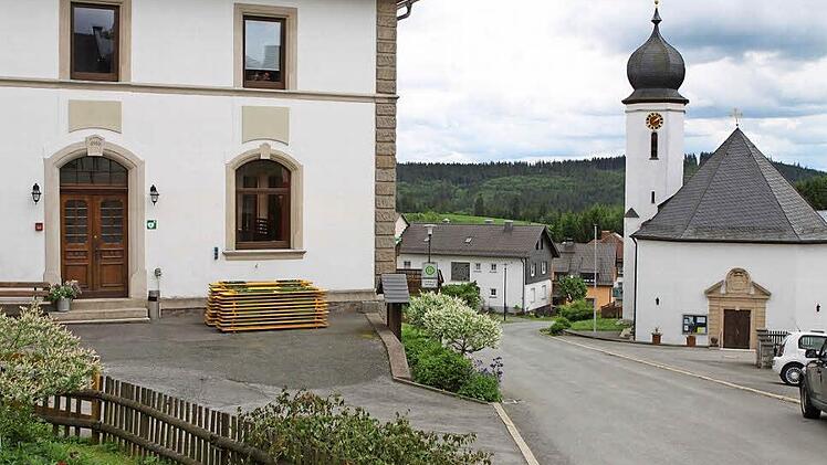 Die alte Schule, das jetzige Gemeinschaftshaus in Wolfersgrün soll von außen gründlicher angegangen werden als zunächst geplant. Dabei will man auch das Umfeld mit neu gestalten.  Foto: Michael Wunder