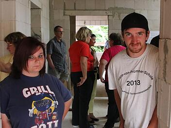 Ines und Sebastian haben sich schon mal im Rohbau umgesehen und ihre Wunsch-Wohnung ausgeguckt. Wenn alles gut geht, ziehen sie zum Jahresende in das Haus der Stoffel-Stiftung ein. Fotos: Ralf Ruppert