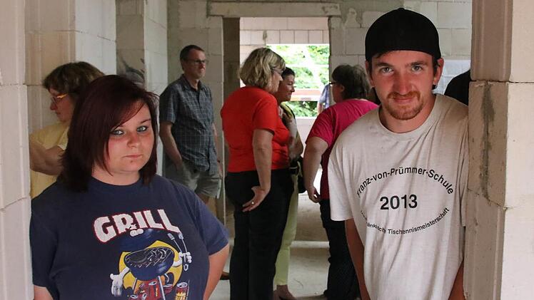 Ines und Sebastian haben sich schon mal im Rohbau umgesehen und ihre Wunsch-Wohnung ausgeguckt. Wenn alles gut geht, ziehen sie zum Jahresende in das Haus der Stoffel-Stiftung ein. Fotos: Ralf Ruppert
