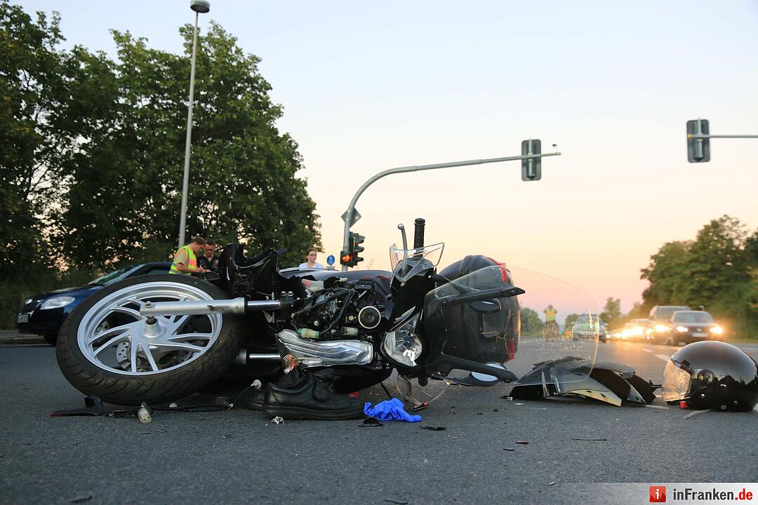 Bus missachtet Rotlicht - Rollerfahrer bei Kollision schwer verletzt