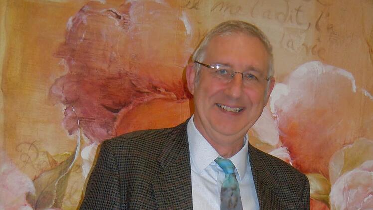 Stattliche Erscheinung von mehr als zwei Metern Körpergröße: Pfarrer Joachim Pennig in Münnerstadt. Foto: Anneliese Albert