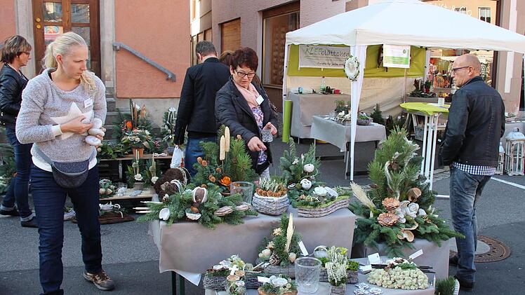 Gestecke für Allerheiligen fanden beim beim Markt einen guten Absatz. Foto: Dieter Britz