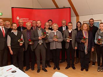 Die Empfänger der Fördermittel mit Stiftungsvorstand Andreas Linder (Zweiter von links).  Foto: Günther Geiling