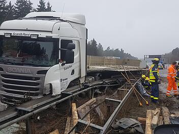 Am Mittwoch ist auf der A 3 bei N&uuml;rnberg-Nord (Mittelfranken) ein Lkw durch einen Reifenschaden verungl&uuml;ckt. Dadurch ereigneten sich weitere Unf&auml;lle.NEWS5 / Merzbach