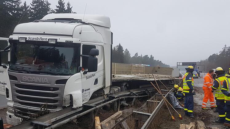 Am Mittwoch ist auf der A 3 bei N&uuml;rnberg-Nord (Mittelfranken) ein Lkw durch einen Reifenschaden verungl&uuml;ckt. Dadurch ereigneten sich weitere Unf&auml;lle.NEWS5 / Merzbach