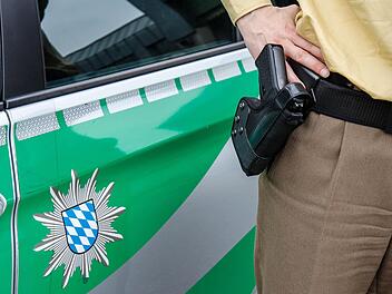 Die Beamten haben die Frau festgenommen. Gegen sie wird wegen versuchtem Totschlag ermittelt. Symbolfoto: Christopher Schulz