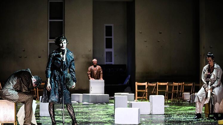 Die Oper "Aufstieg und Fall der Stadt Mahagonny" von Bert Brecht und Kurt Weill feierte Premiere am Landestheater Coburg. Regie führte Konstanze Lauterbach.Foto: Henning Rosenbusch