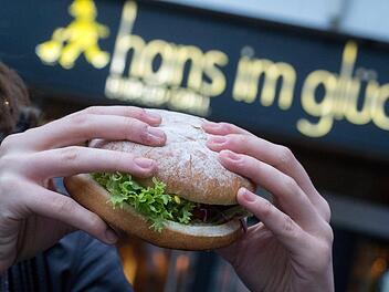 Am 22. November eröffnet die Burgerkette "Hans im Glück" eine Filiale in Würzburg. Es wird das erste "Hans im Glück"-Restaurant in Unterfranken. Foto: Matthias Balk/dpa