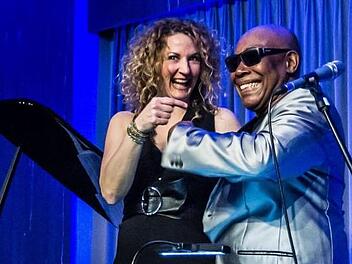 Toller Auftritt: John Davis und Beatrice Kahl begeisterten das Publikum bei "Leise am Markt" in Coburg