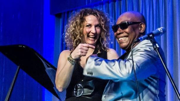 Toller Auftritt: John Davis und Beatrice Kahl begeisterten das Publikum bei "Leise am Markt" in Coburg