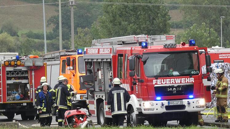 Rund 150 Einsatzkräfte, davon alleine 119 Feuerwehrleute, waren vor Ort in der Papierfabrik.   Christian Licha