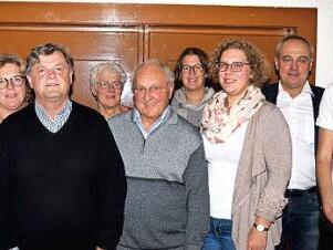 Der neue Vorstand des TV Str&ouml;ssendorf mit den Amtsvorg&auml;ngern (von links) Schriftf&uuml;hrer Dirk R&uuml;hr, stellvertretende Schatzmeisterin Ramona R&uuml;hr, den scheidenden Vorstandsmitgliedern Roland Sch&ouml;ps, Maja N&uuml;&szlig;lein und Horst Ladegast, Zweiter Vorsitzender Miriam Wei&szlig;, der neuen Vorsitzenden Saskia R&uuml;hr, B&uuml;rgermeister Robert H&uuml;mmer und Schatzmeister Christoph M&uuml;ller Foto: Dieter Radziej