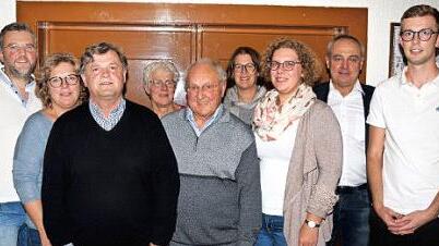 Der neue Vorstand des TV Str&ouml;ssendorf mit den Amtsvorg&auml;ngern (von links) Schriftf&uuml;hrer Dirk R&uuml;hr, stellvertretende Schatzmeisterin Ramona R&uuml;hr, den scheidenden Vorstandsmitgliedern Roland Sch&ouml;ps, Maja N&uuml;&szlig;lein und Horst Ladegast, Zweiter Vorsitzender Miriam Wei&szlig;, der neuen Vorsitzenden Saskia R&uuml;hr, B&uuml;rgermeister Robert H&uuml;mmer und Schatzmeister Christoph M&uuml;ller Foto: Dieter Radziej