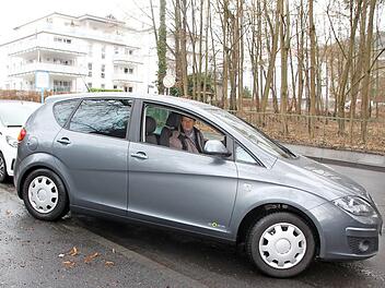 Edgar Kast ist mit seinem Auto auf den Bordstein gefahren, um zu zeigen, was beim Parken schief gehen kann.