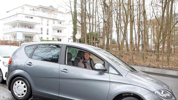 Edgar Kast ist mit seinem Auto auf den Bordstein gefahren, um zu zeigen, was beim Parken schief gehen kann.
