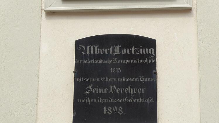 Eine Gedenktafel am Lorzting-Haus in  der Gerbergasse erinnert an den erfolgreichen Opernkomponisten und seinen Bezug zu Coburg.Foto: Jochen Berger