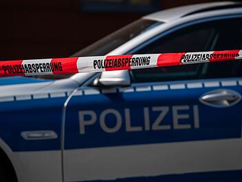 Auf der B 19 bei Werneck: Autofahrer prallt gegen Motorrad - zwei Verletzte