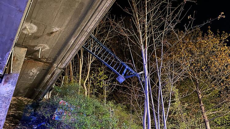 Helmbrechts: 19-Jähriger flüchtet vor der Polizei - und stürzt mit seinem Auto von einer Brücke