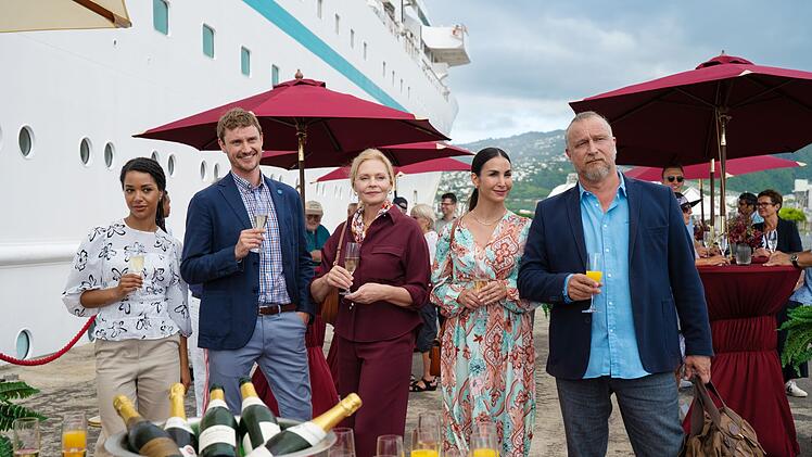 Bei diesen Passagierinnen und Passagieren knirscht es gewaltig: Die Winzerin Esther Sarchow (Susanna Simon, Mitte) will mit ihrem Team Victoria (Luna Baptiste, links), Marco (Frédéric Brossier, zweiter von links), Britta (Sila Sahin) und Erik (Matthias Komm) in Auckland eine Weinmesse besuchen. Unterwegs treten immer wieder Konflikte auf.