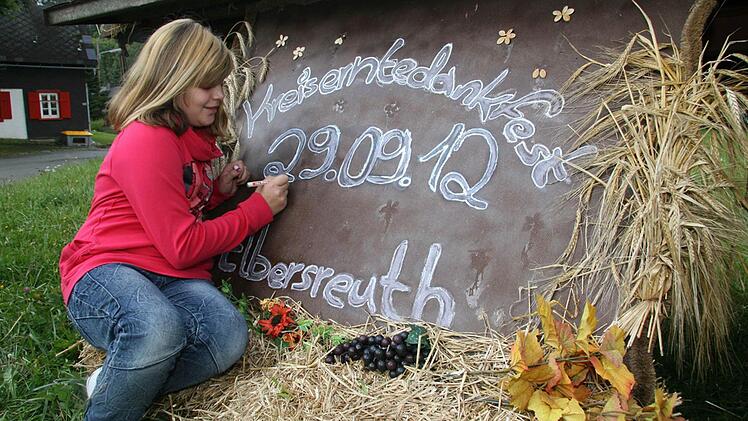 Johanna Goller ist ein Profi, wenn es ums Entwerfen von Karten und Schriften geht. Deshalb hat die Zehnjährige den Schriftzug gestaltet: "Kreiserntedankfest 29.09.2012 Elbersreuth" steht da in ihrer schönsten Sonntagsschrift.