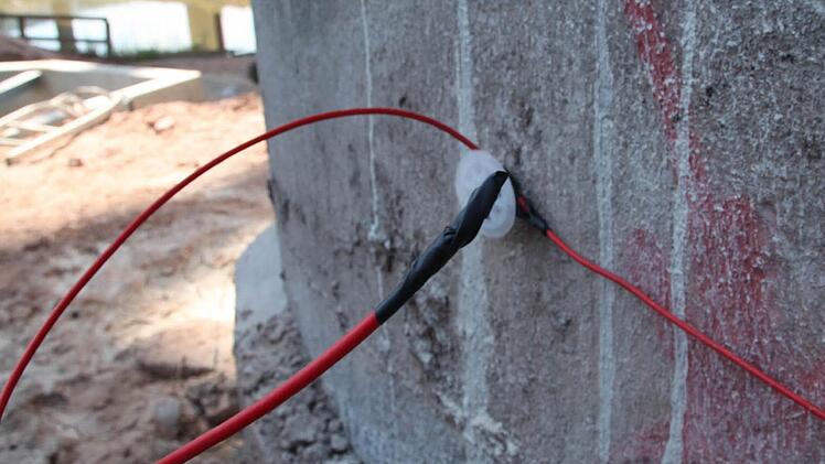 An der roten Sprengschnur kommt das elektronische Zünd-Signal an.