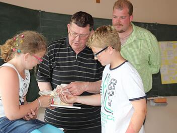 Für die Familie Baier gehört Dietmar Schmidt "fast" zum Leben. Im Bild: Natalie, ihr Bruder Toni und ihr Vater Benjamin Baier. Foto: Veronika Schadeck