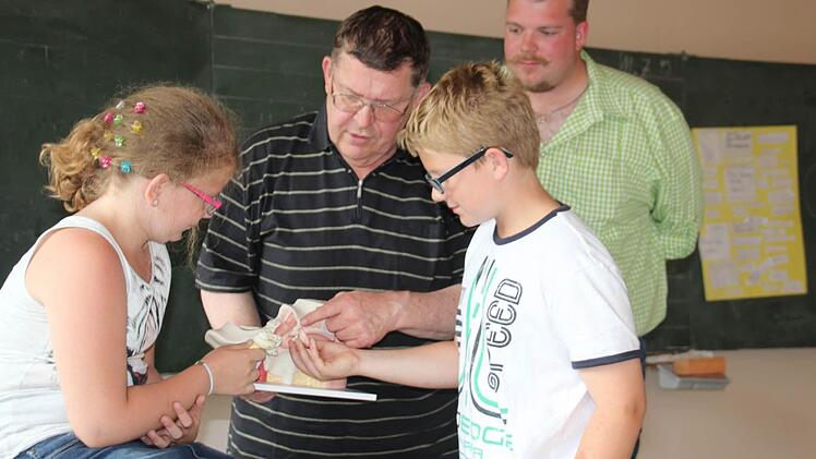 Für die Familie Baier gehört Dietmar Schmidt "fast" zum Leben. Im Bild: Natalie, ihr Bruder Toni und ihr Vater Benjamin Baier. Foto: Veronika Schadeck