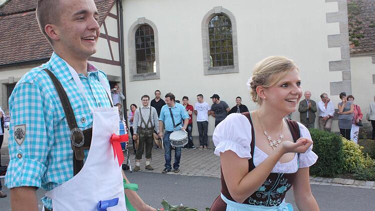 Domenic und Anja erfahren, dasss sie das Raustanzen gewonnen haben.