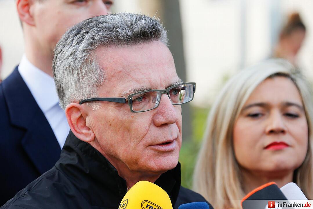 Bundesinnenminister Thomas de Maizière (CDU) hat das Balkanzentrum in Bamberg besucht