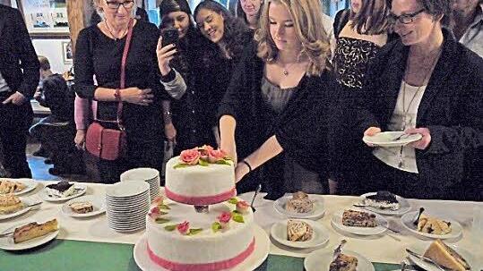 Leonie (r.) schneidet ihre Torte an.  Foto: Pauline Lindner