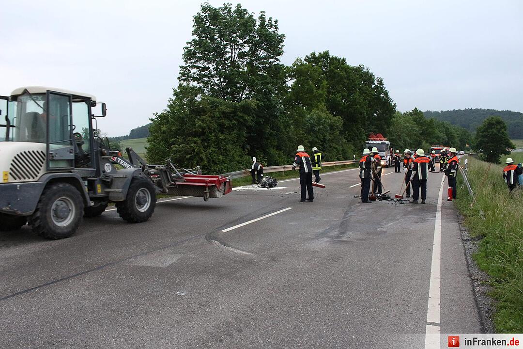 Fahrzeuge kollidieren auf Staatsstrasse