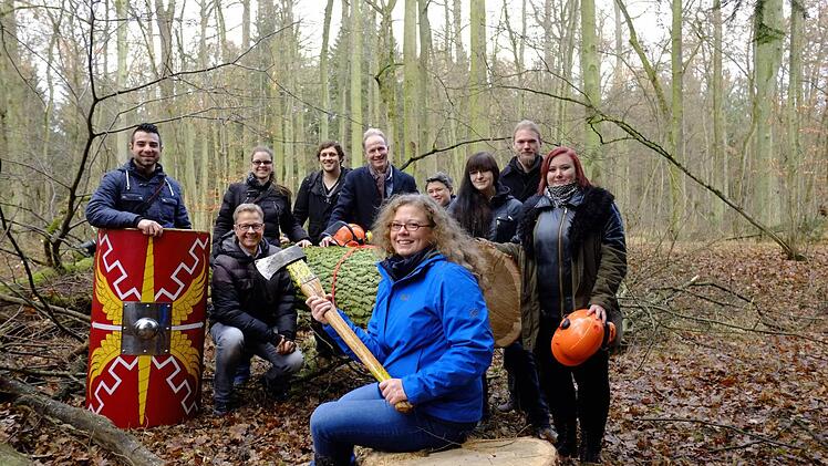 Clara Drummer mit der Axt in der Hand und die Uni-Römerboot-Gruppe zusammen mit Boris Dreyer  Foto: Nikolas Pelke