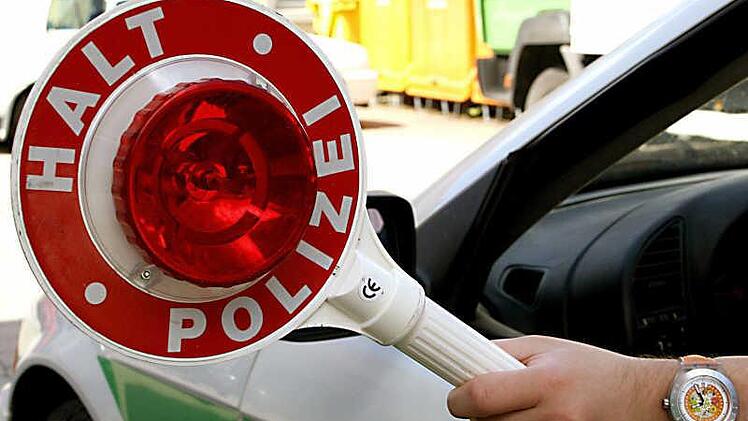 Bei einer Kontrolle auf der A3 bei Erlangen konnte die Polizei am Sonntag einen Dieb durch einen Anruf zum genau richtigen Zeitpunkt &uuml;berf&uuml;hren. Symbolfoto: Archiv