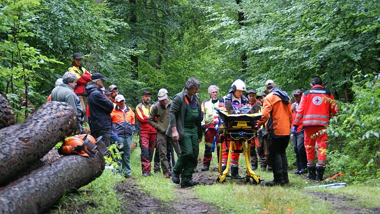 Die beiden Notfallsanitäter sind bei einem Unfall im Wald auf Unterstützung angewiesen, denn für unwegsames Gelände sind die Krankentragen nicht gebaut.
