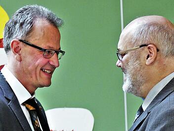 Schulleiter Ulrich Müller (links) wird vom Oerlenbacher Bürgermeister Franz Kuhn im neuen Amt begrüßt. Foto: Margit Hofmann