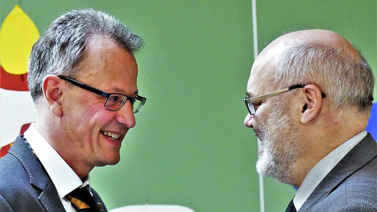 Schulleiter Ulrich Müller (links) wird vom Oerlenbacher Bürgermeister Franz Kuhn im neuen Amt begrüßt. Foto: Margit Hofmann