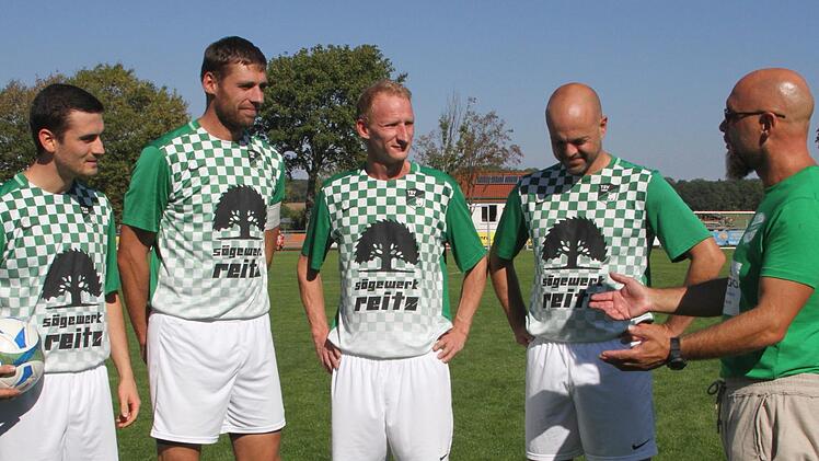 Trainer Jochen Full (rechts) gibt letzte Anweisungen an seine Spieler Michael McKillop, Kapitän Bernhard Keller, Sebastian Curth und Marco Deppert (von links).  Fotos: Günther Geiling