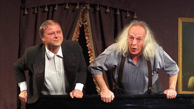 Lieferten einen variantenreichen Auftritt im Kissinger Kurtheater: Christoph Schelb, der als strenggescheitelter und eitler Maestro Gogol den klassischen Part übernahm, und Max-Albert Müller als dessen tapsiger, aber komischer Konzertdiener Mäx.Klaus Werner