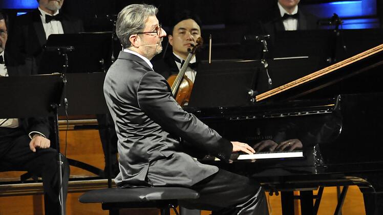 Der Pianist und Musikkomödiant Felix Reuter ist ein Ausnahmetalent, der weiß, wie er das Publikum im Regentenbau fesselte. Foto: Peter Klopf