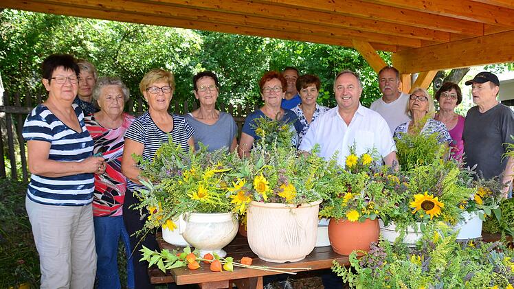 &Uuml;ber den Besuch des polnischen Priesters Tadek im Schulgarten zeigten sich - nach getaner Arbeit - die Vereinsmitglieder des OGV begeistert. Foto: Arthur Stollberger