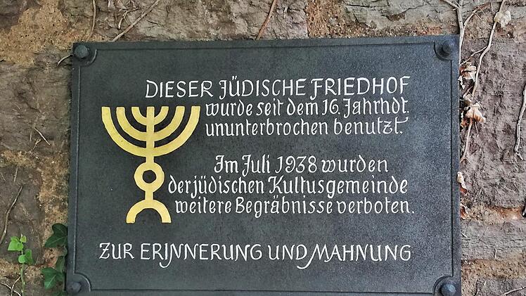 Seit etwa 1580 bis zum Verbot von 1938 wurden Juden in Pfaffenhausen beigesetzt. Sigismund von Dobschütz