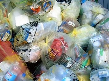 Der Landkreis will am Gelben Sack zur Entsorgung von Plastikverpackungen festhalten, fordert vom Dienstleister jedoch bessere Qualität.  Foto: Archiv