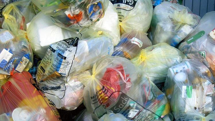 Der Landkreis will am Gelben Sack zur Entsorgung von Plastikverpackungen festhalten, fordert vom Dienstleister jedoch bessere Qualität.  Foto: Archiv