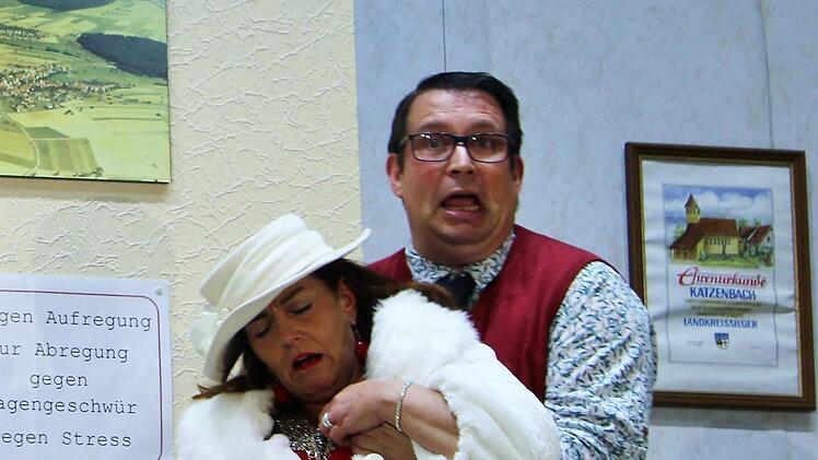 ufführung der  Theatergruppe Katzenbach  im Kursaal von Bad Bocklet. Gespielt wird  der Schwank "Die Gedächtnislücke" von Bernd Gombold. Werner Vogel