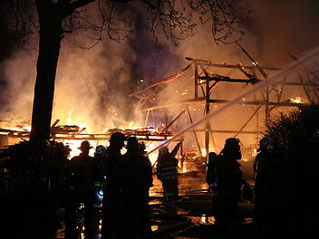 Großbrand auf Bauernhof: Zwei Scheunen brennen komplett aus